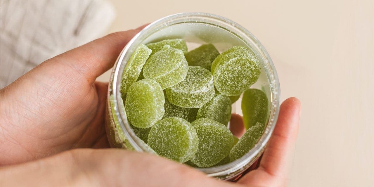 Gomitas verdes en un recipiente.